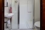 Wastafel, douche en toilet in de badkamer van de Orion