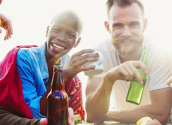 Vrienden delen hapjes en drankjes aan een buitentafel