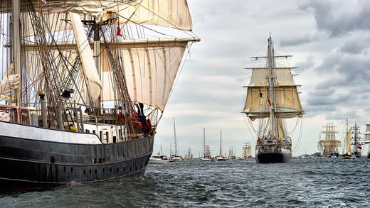 Historische tallships varen samen tijdens een zeilevenement