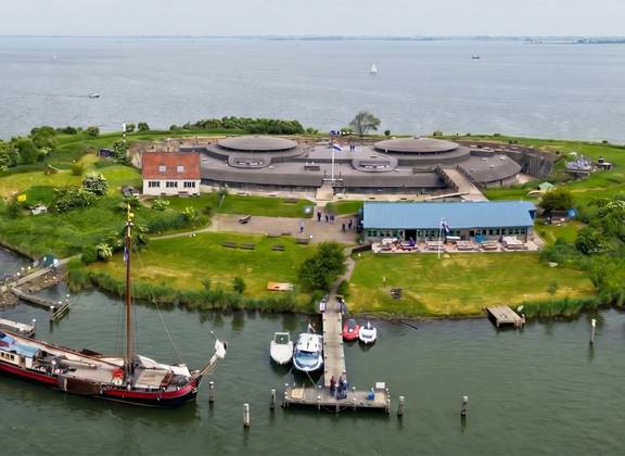 Zeilschepen bij forteiland Pampus, vanuit de lucht gezien