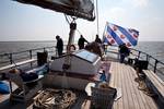 Gasten ontspannen op het achterdek van de Mare fan Fryslân