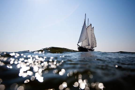Mare fan Fryslân onder zeil, gezien vanaf het wateroppervlak