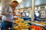 Gasten scheppen eten op bij het buffet op de Eendracht; foto: Rienk Boode