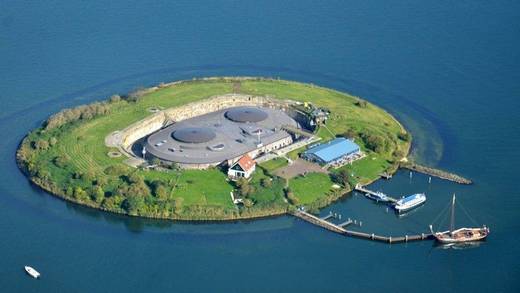 Forteiland Pampus omringd door water, vanuit de lucht gezien