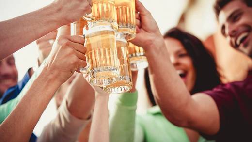 Gezelschap proost met bierglazen