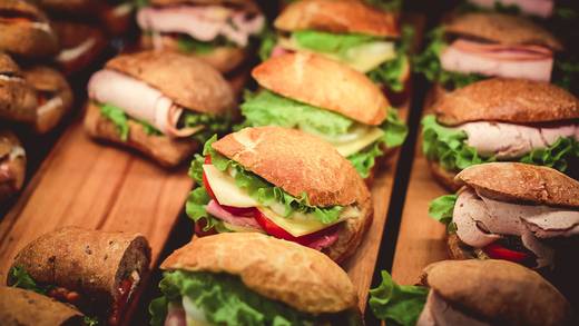 Belegde broodjes op houten planken voor de lunch