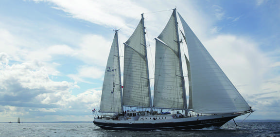 Driemastschoener Eendracht met gehesen witte zeilen